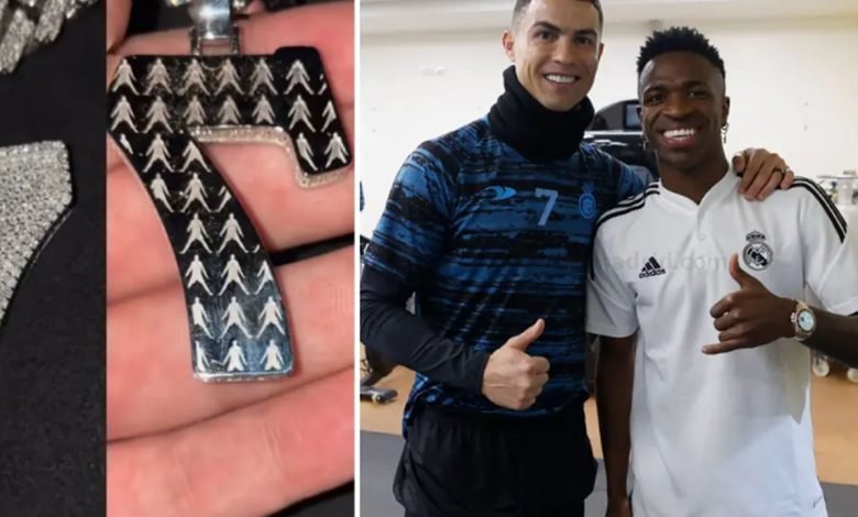 Vinicius Jr Memuji Ronaldo dengan Aksesori Unik