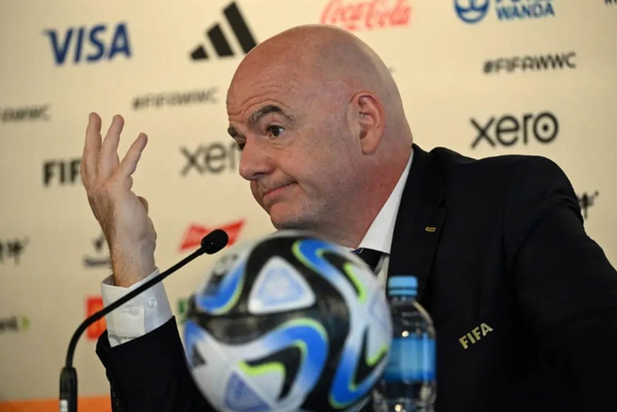 Gianni Infantino Beraksi di Stadion Cowboys