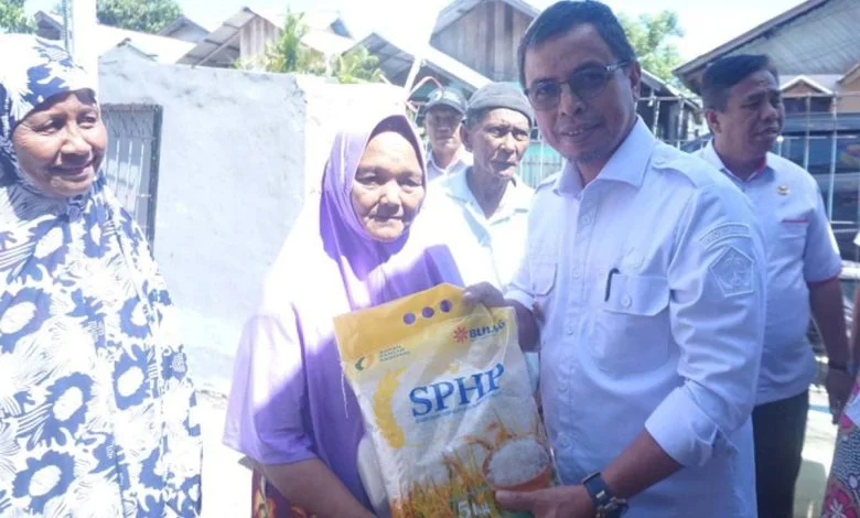 Ibu-Ibu Desa Bolangitang berebutan Beras Murah