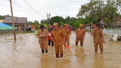 Pj Bupati Bolmut Melawan Arus Banjir