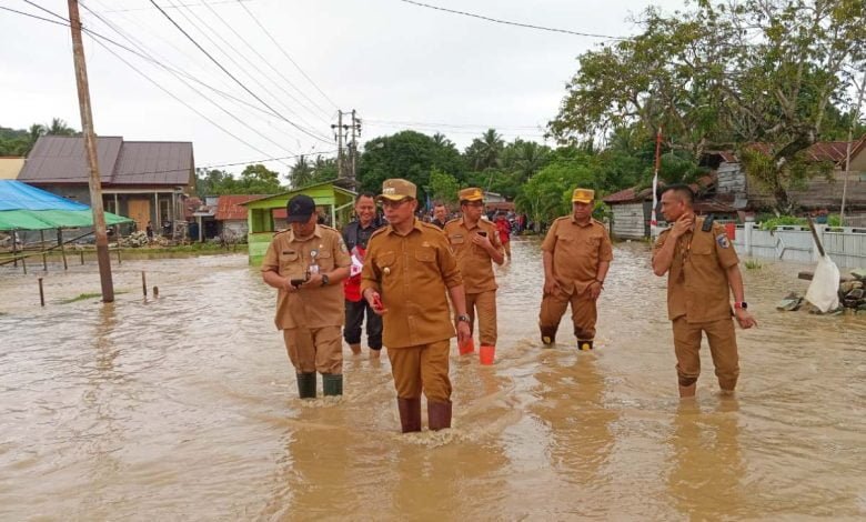 Pj Bupati Bolmut Melawan Arus Banjir