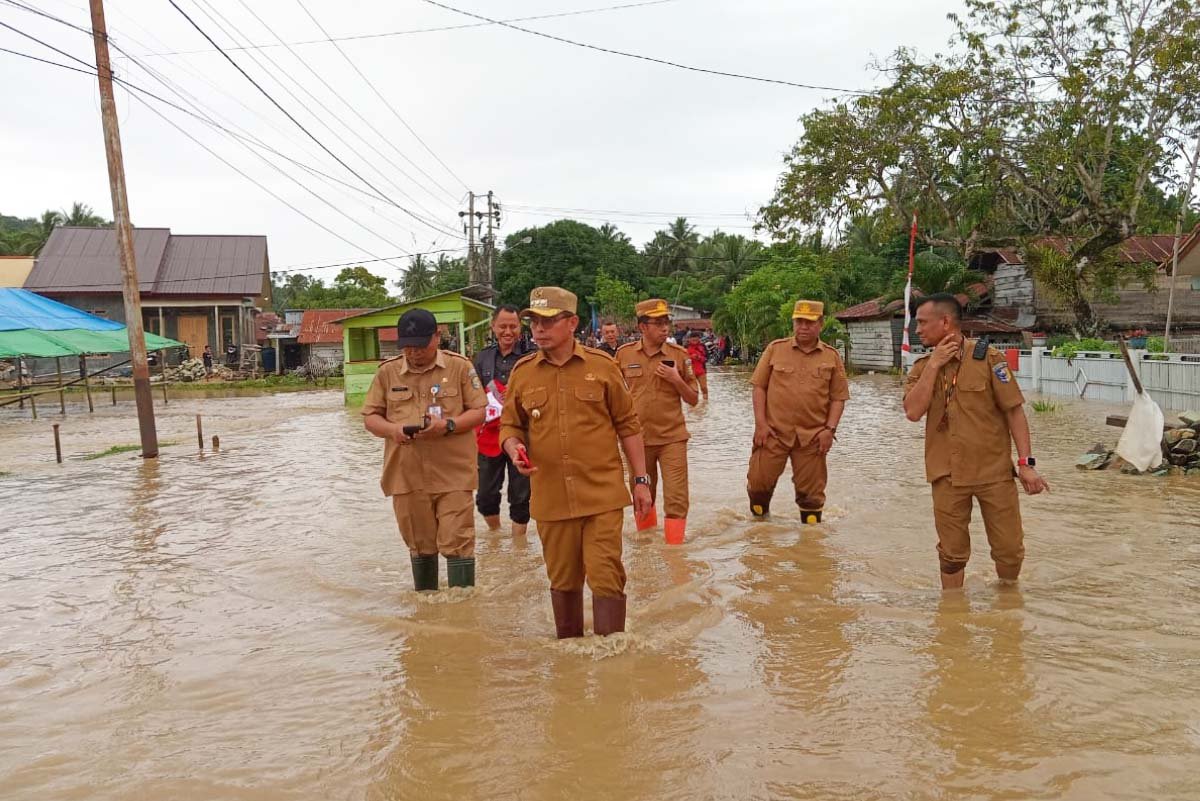 Pj Bupati Bolmut Melawan Arus Banjir