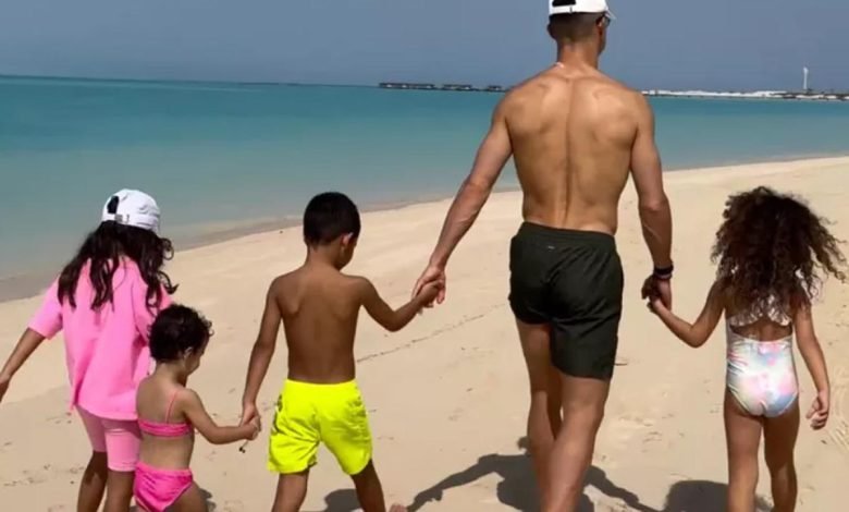 Cristiano Ronaldo Berbagi Momen di Pantai