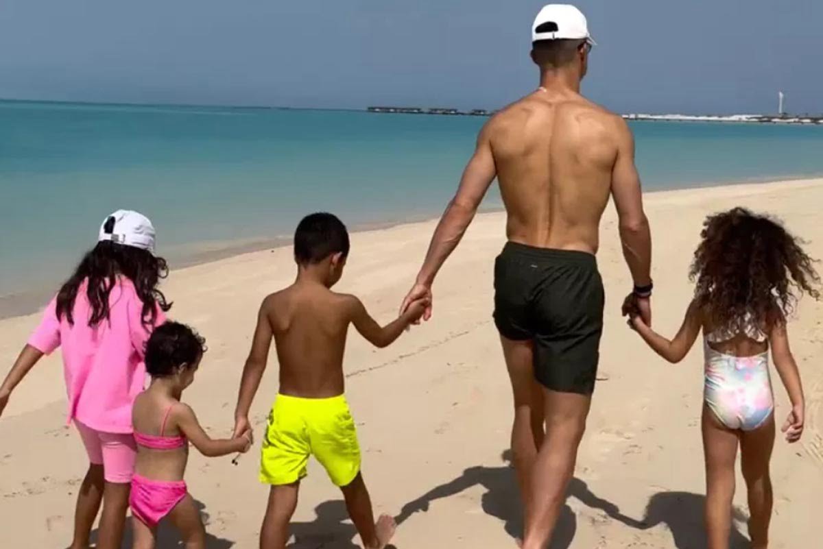 Cristiano Ronaldo Berbagi Momen di Pantai