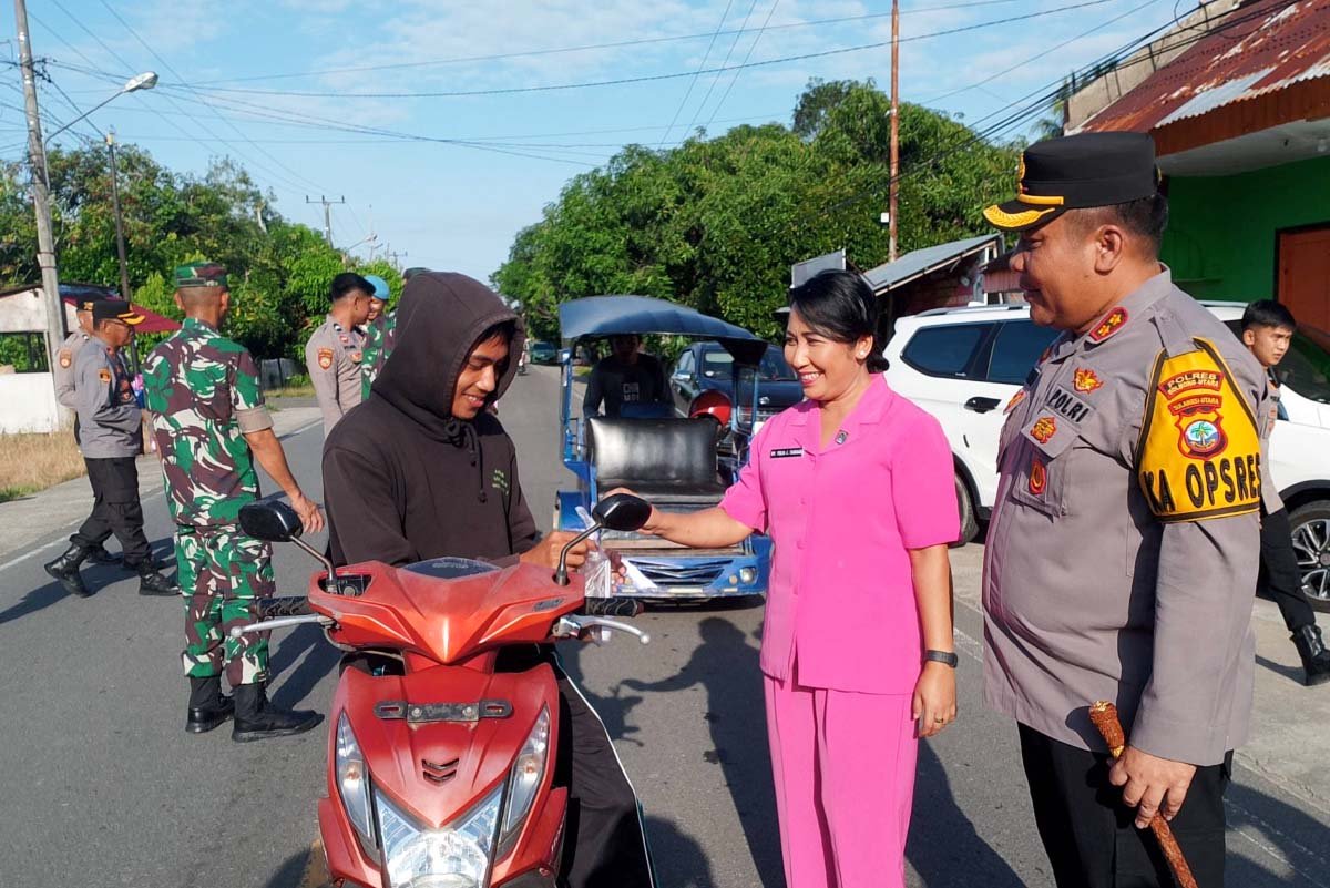 TNI-Polri Berbagi Takjil Ramadhan