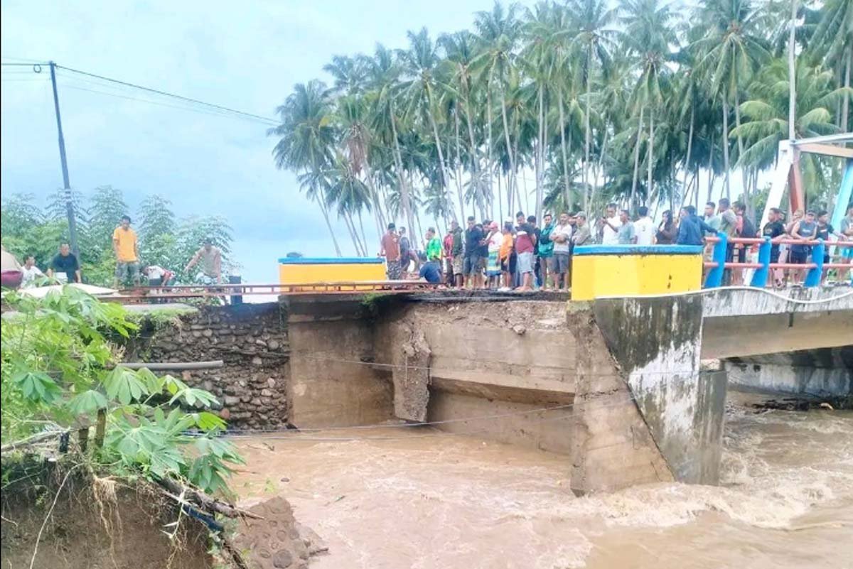 Jembatan Desa Monano Terputus