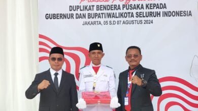 Sirajudin Lasena Terima Duplikat Bendera Pusaka