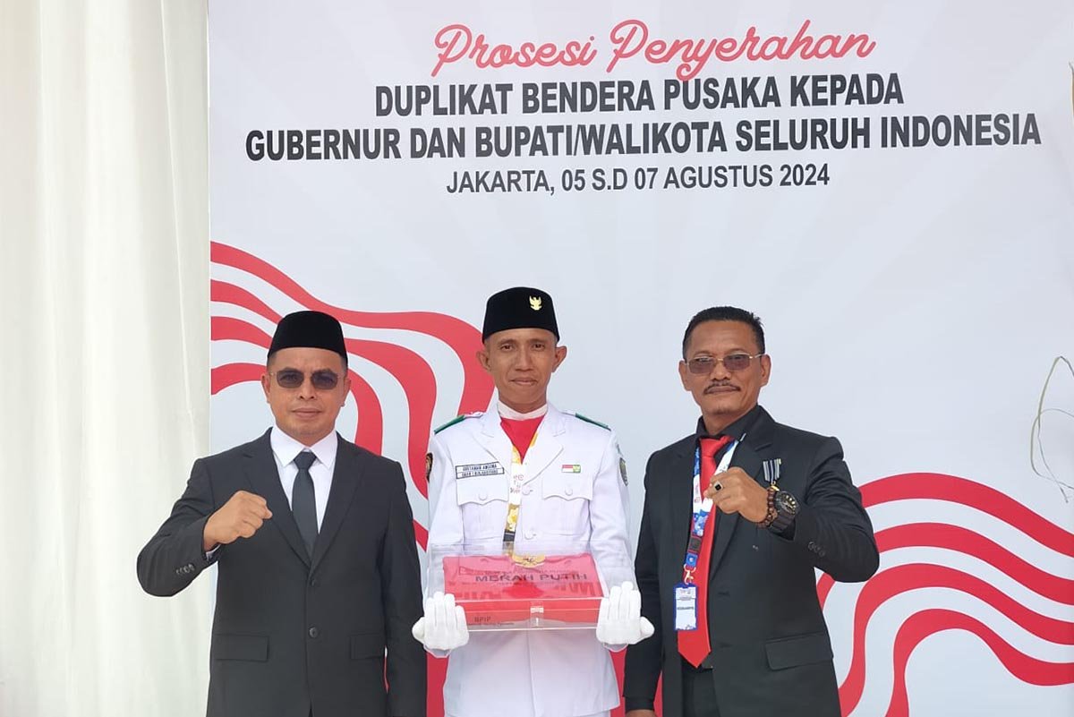 Sirajudin Lasena Terima Duplikat Bendera Pusaka