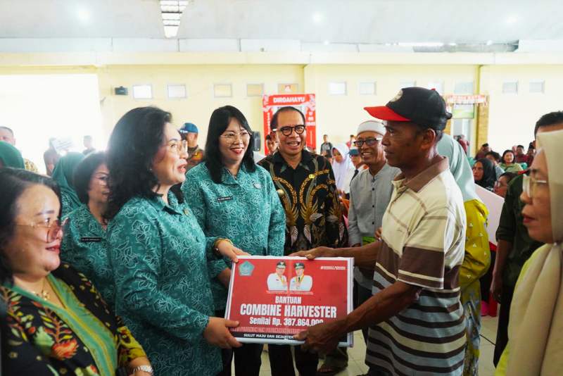 Ketua TP-PKK Sulut Serahkan Bantuan