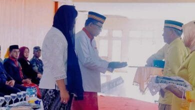 Sirajudin Lasena Serahkan Tongkat kepada Darwin Muksin