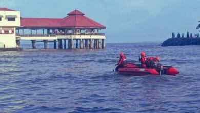 Pencarian Korban di Pantai Bahu Mall