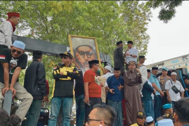 Aksi damai bela Guru Tua di Palu