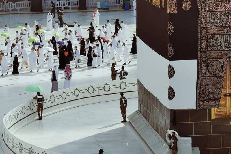 Hajar Aswad dalam ibadah Tawaf