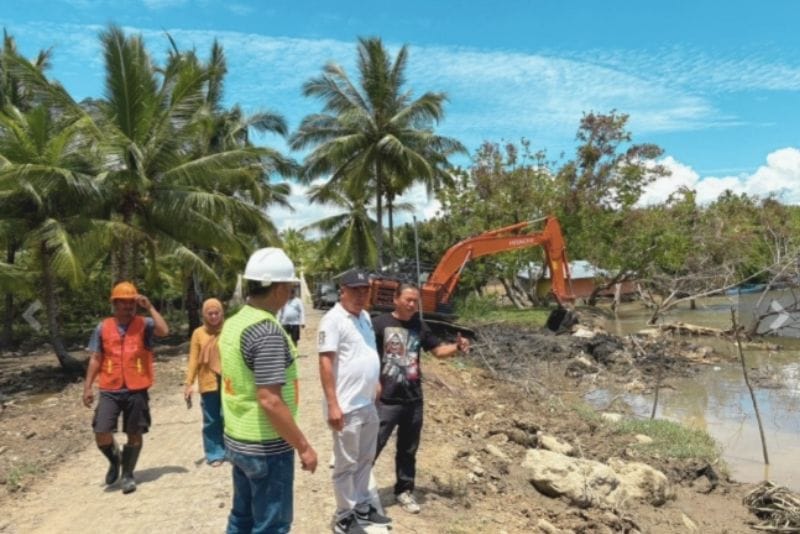 Pembangunan tanggul Buyat Tengah