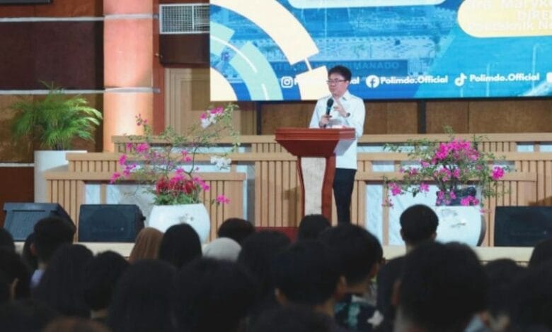 Kuliah umum Andrei Angouw di Polimdo
